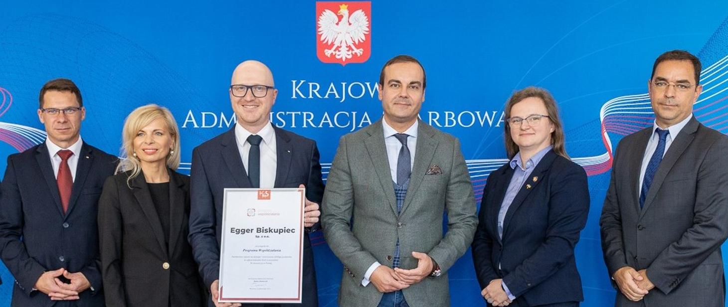 Szef KAS Bartosz Zbaraszczuk, z-ca szefa KAS Anna Chałupa, przedstawiciele MF i Egger Biskupiec spółki z ograniczoną odpowiedzialnością z Biskupca.