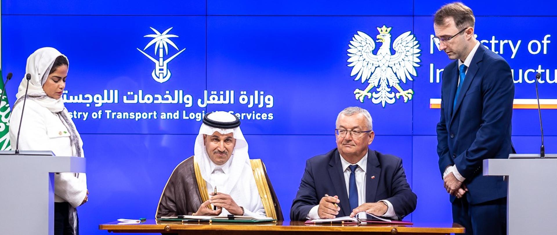 Minister infrastruktury Andrzej Adamczyk wraz ze swoim saudyjskim odpowiednikiem Salehem Al-Jasserem w trakcie podpisywania umowy o komunikacji lotniczej między oboma państwami