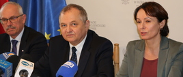 Podsekretarz stanu R. Zarudzki podczas konferencji prasowej
