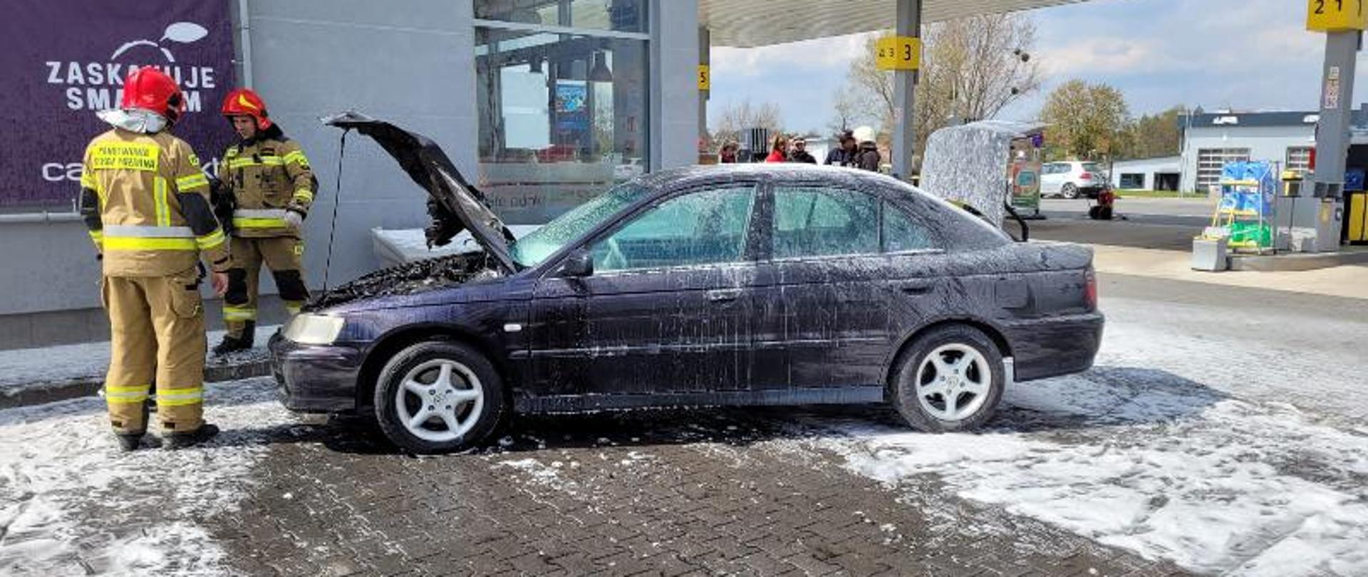 Pożar samochodu na stacji paliw