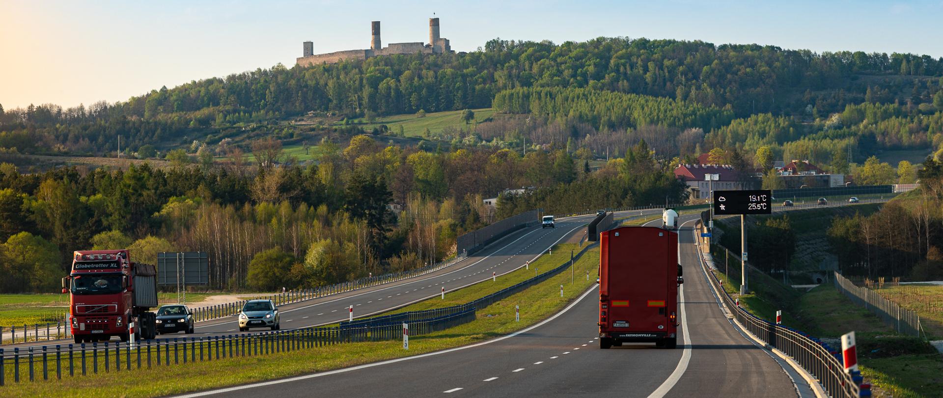 Na zdjęciu droga ekspresowa S7 a na niej jadące pojazdy