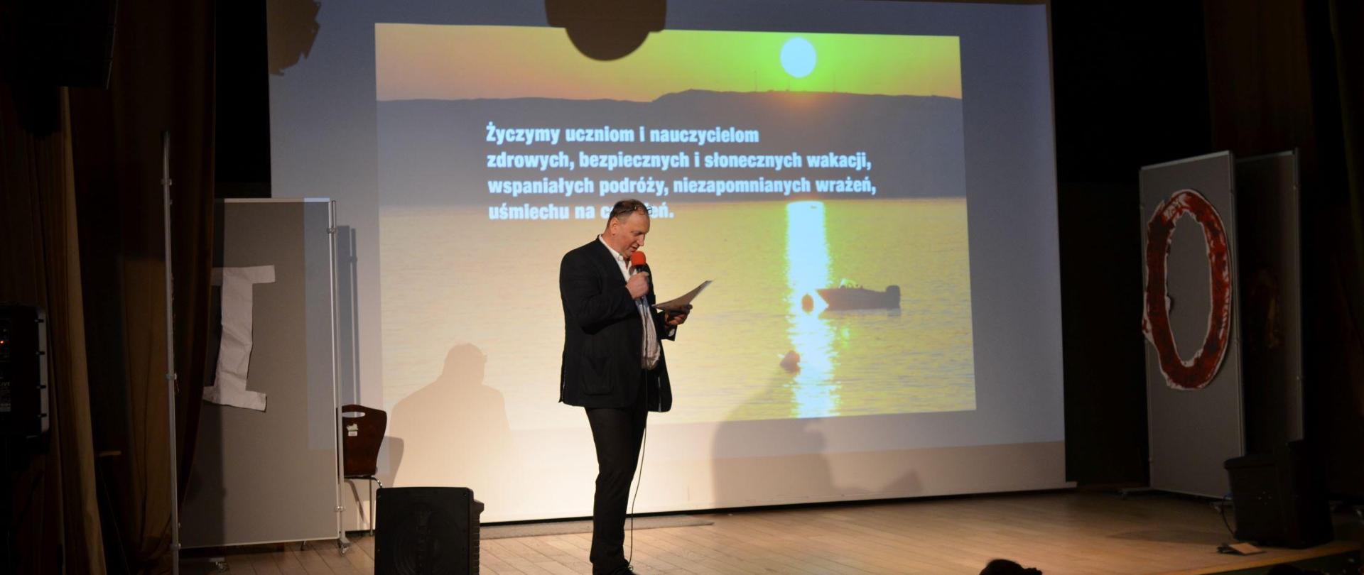 Przemawia dyrektor Paweł Kolmas