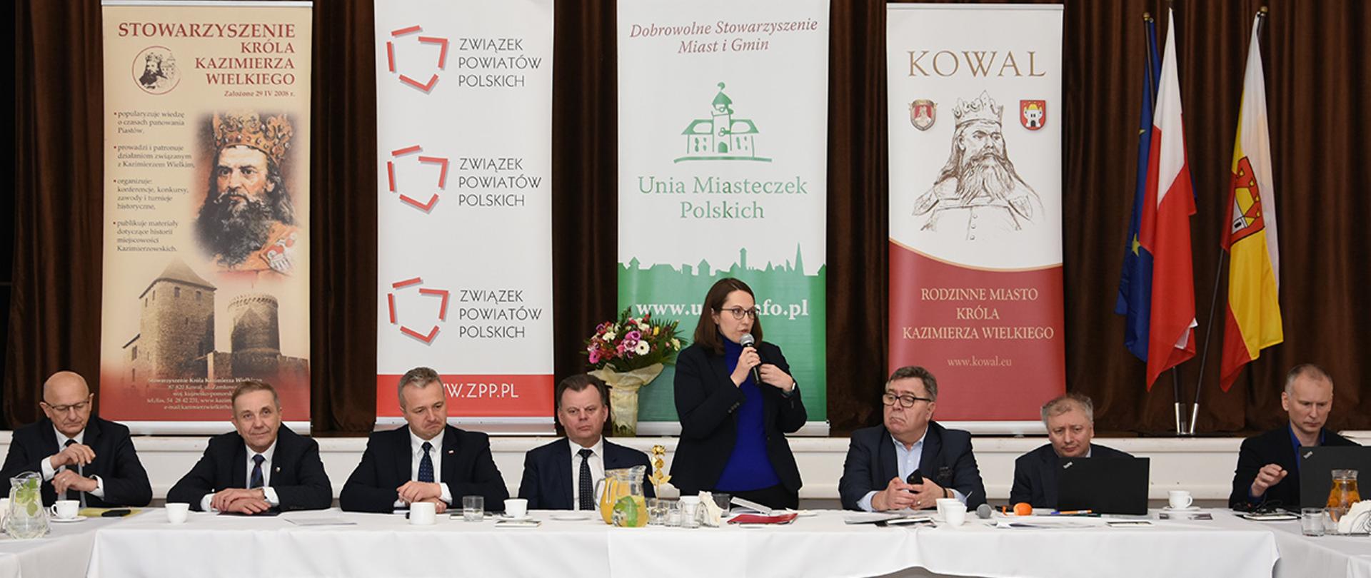 Minister finansów Magdalena Rzeczkowska przemawia podczas spotkania z przedstawicielami organizacji samorządowych reprezentowanych w KWRiST