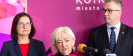 Wojewoda łódzki Dorota Ryl podczas konferencji prasowej. Obok - wiceministra klimatu i środowiska Anita Sowińska oraz prezydent miasta Kutna - Mariusz Sikora 