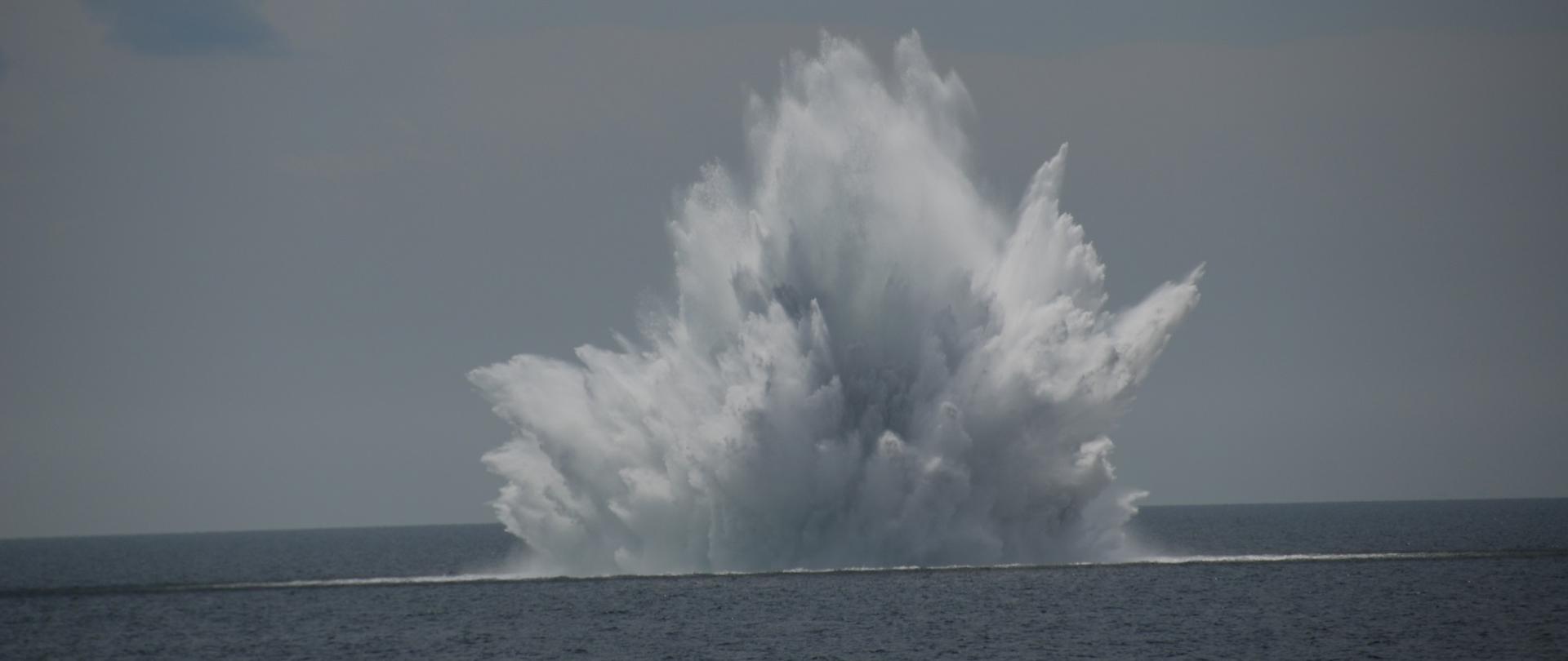 Neutralizacja miny morskiej. Zdjęcie przedstawia eksplozję na otartym morzu.