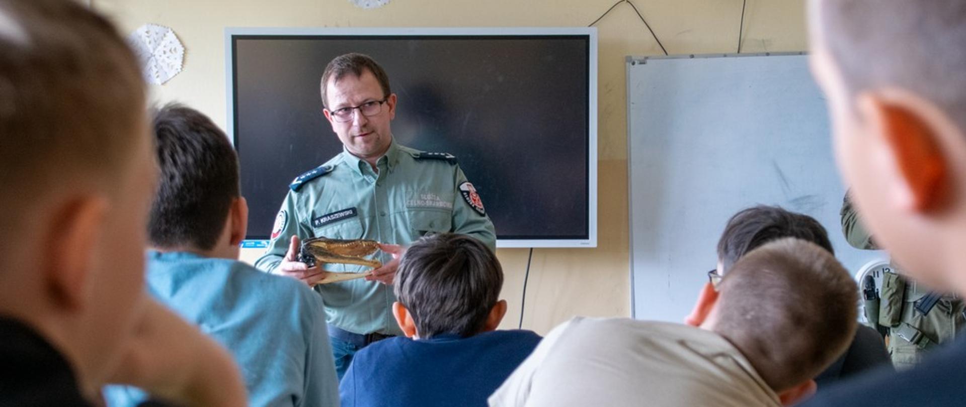 Funkcjonariusz podczas lekci