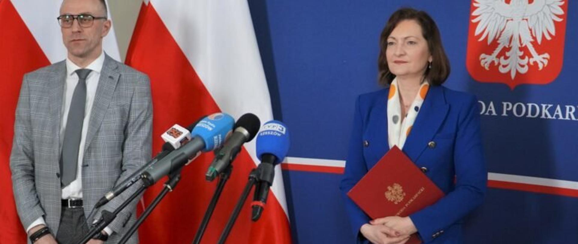 Od lewej kierownik Wydziału Bezpieczeństwa i Zarządzania Kryzysowego PUW w Rzeszowie Witold Kwaśny i wojewoda podkarpacki Ewa Leniart podczas briefingu prasowego