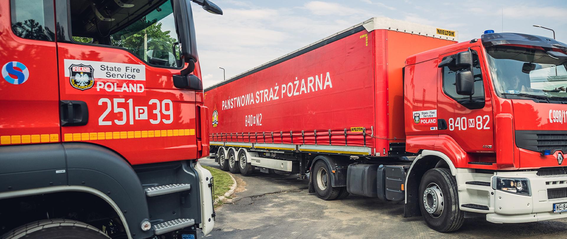 Samochody Państwowej Straży Pożarnej gotowe do wyruszenia na misję. 