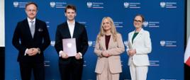 zdjęcia z przyznania stypendiów studentom medycyny