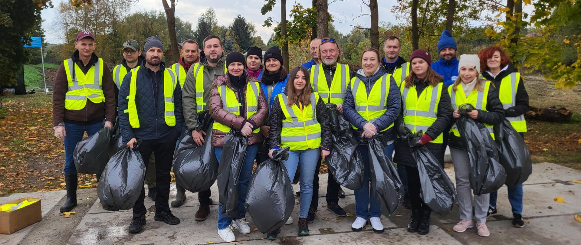 Pracownicy biorący udział w sprzątaniu Zalewu Zemborzyckiego