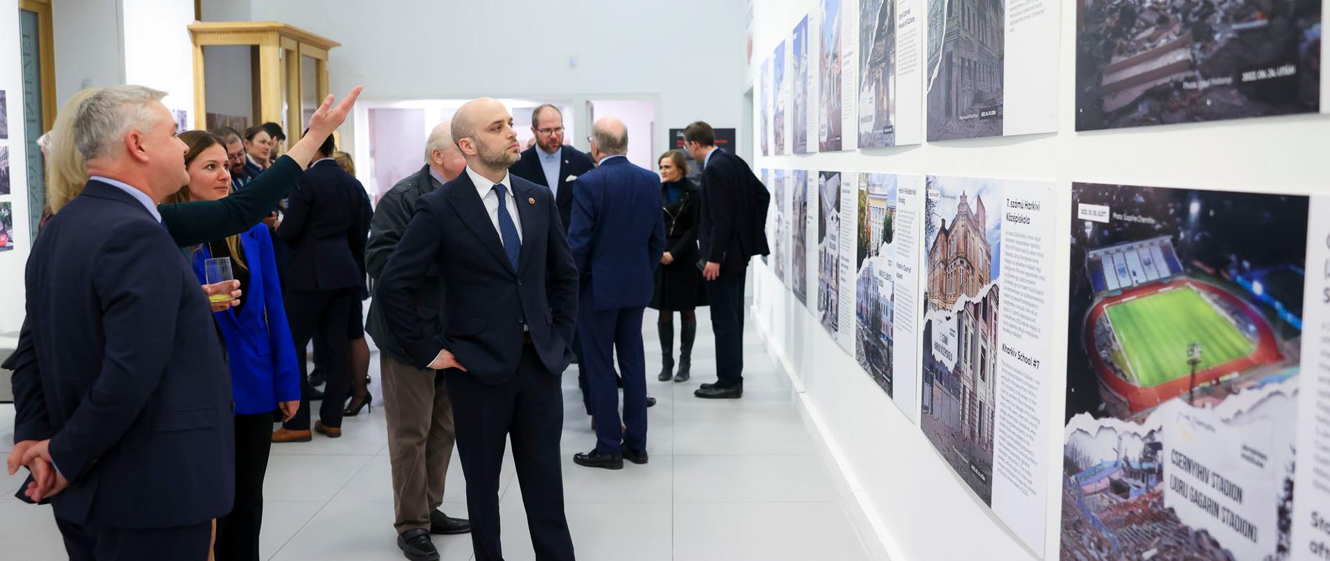 Otwarcie wystaw "Teraz '44" i "Pocztówki z Ukrainy" w Instytucie Polskim w Budapeszcie (27 lutego 2023) - ambasador RP na Węgrzech Sebastian Kęciek