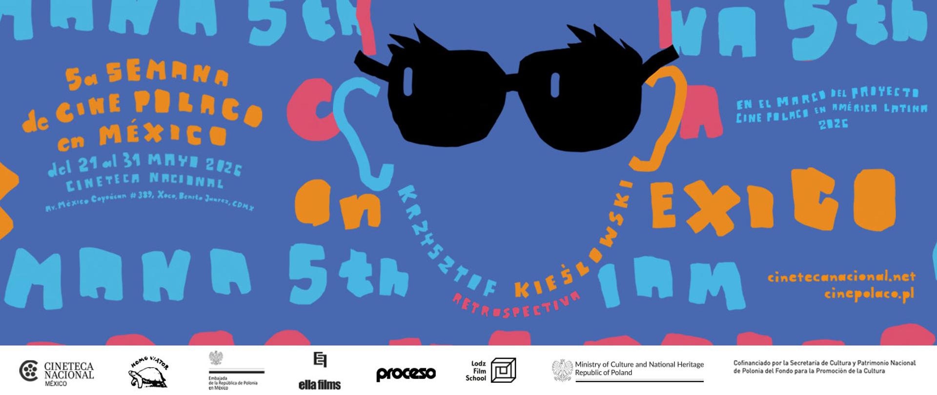 El cartel promociona la quinta edición de la Semana de Cine Polaco en México 2025, que se celebra del 21 al 31 de mayo en la Cineteca Nacional en México. Sobre un fondo azul aparecen unas gafas negras estilizadas —en referencia a Krzysztof Kieślowski— rodeadas de letras y formas irregulares y coloridas, creando una estética viva y artística.
