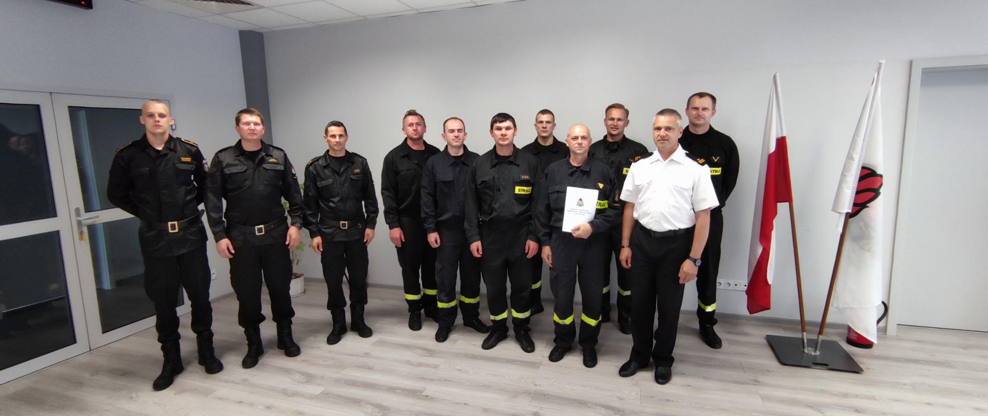 Zdjęcie grupowe strażaków z kierownictwem