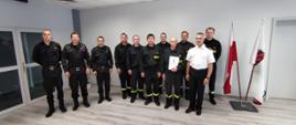 Zdjęcie grupowe strażaków z kierownictwem