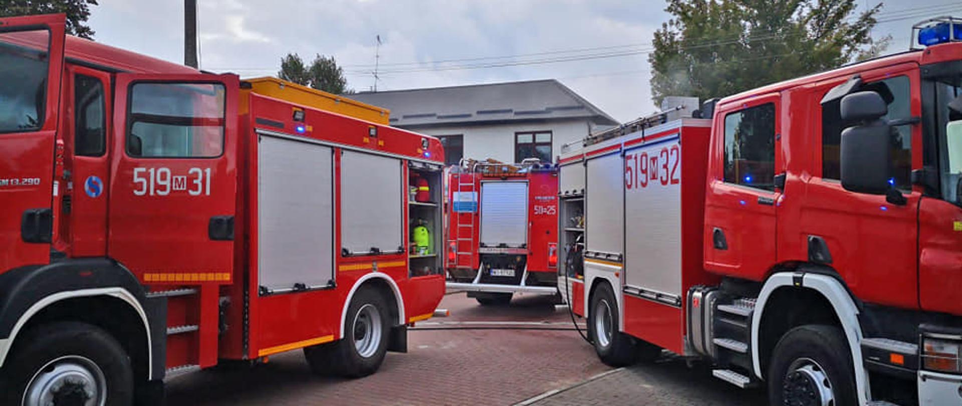 Pojazdy pożarnicze uczestniczące w działaniach gaśniczych