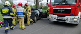 SAMOCHÓD OSOBOWY UDERZYŁ W DRZEWO W OKOLICACH KĄKOLEWA