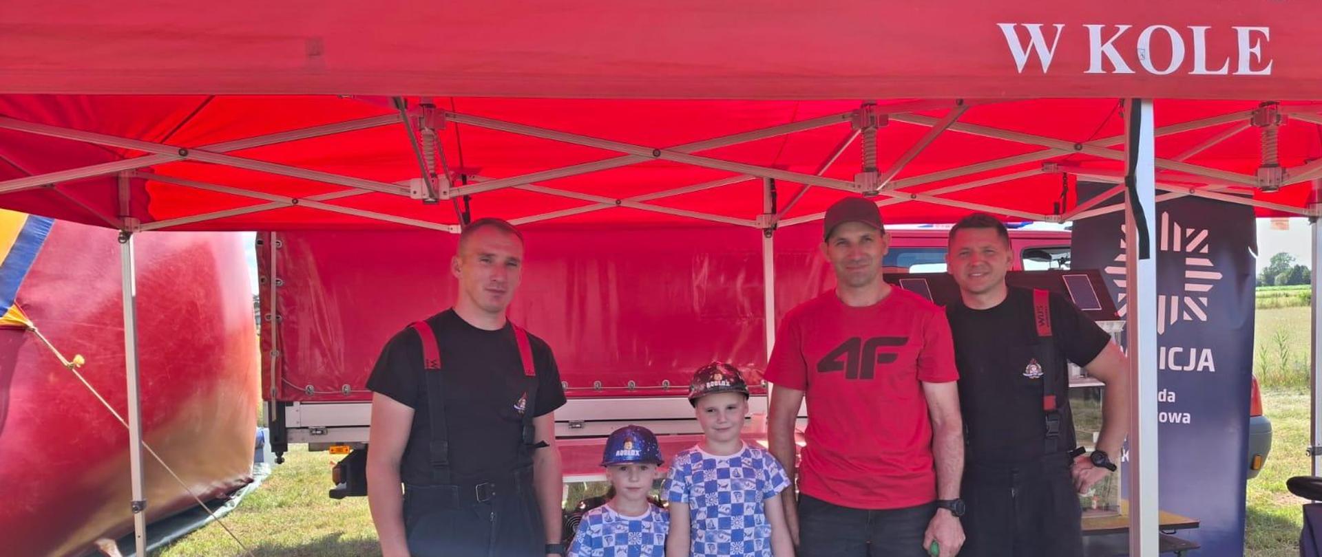 Strażacy z uczestnikami pikniku