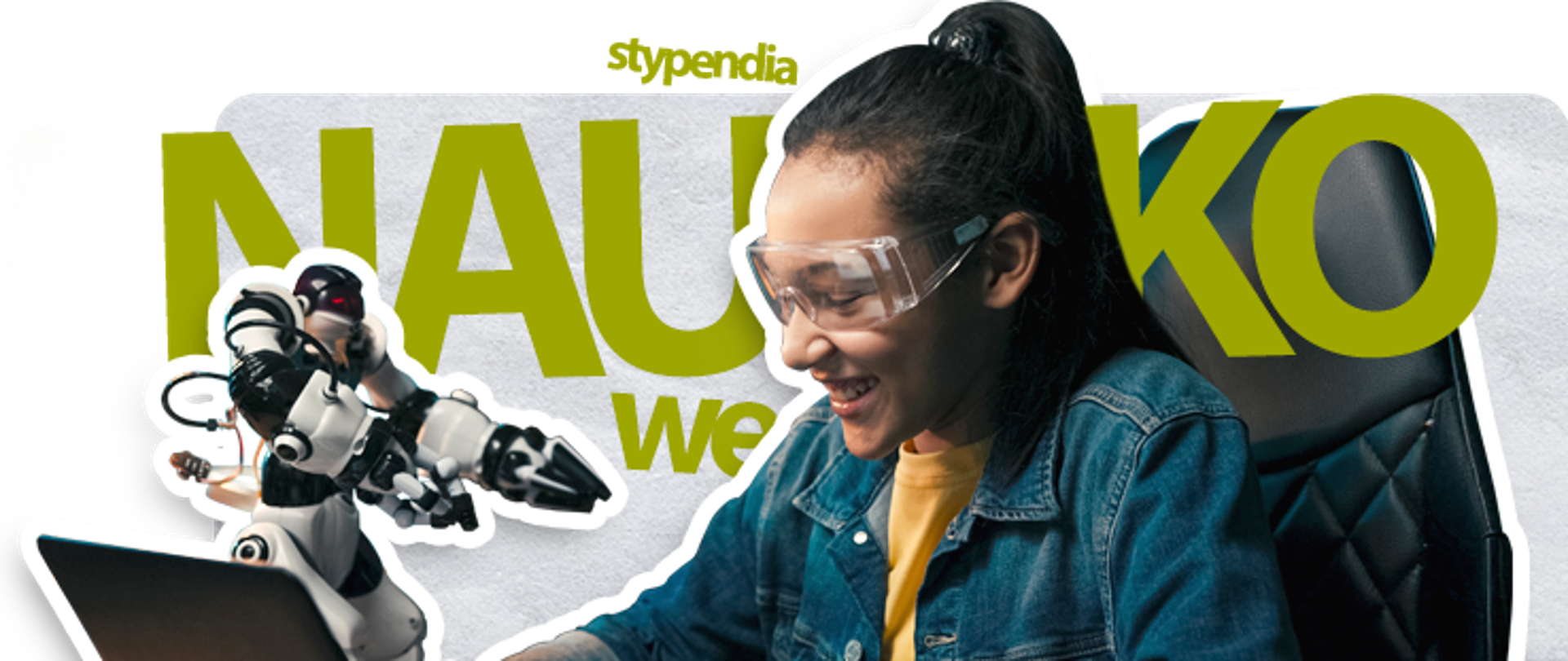 Plakat przedstawiający uśmiechnięta uczennicę w okularach przez komputerem. Obok laptopa stoi robot