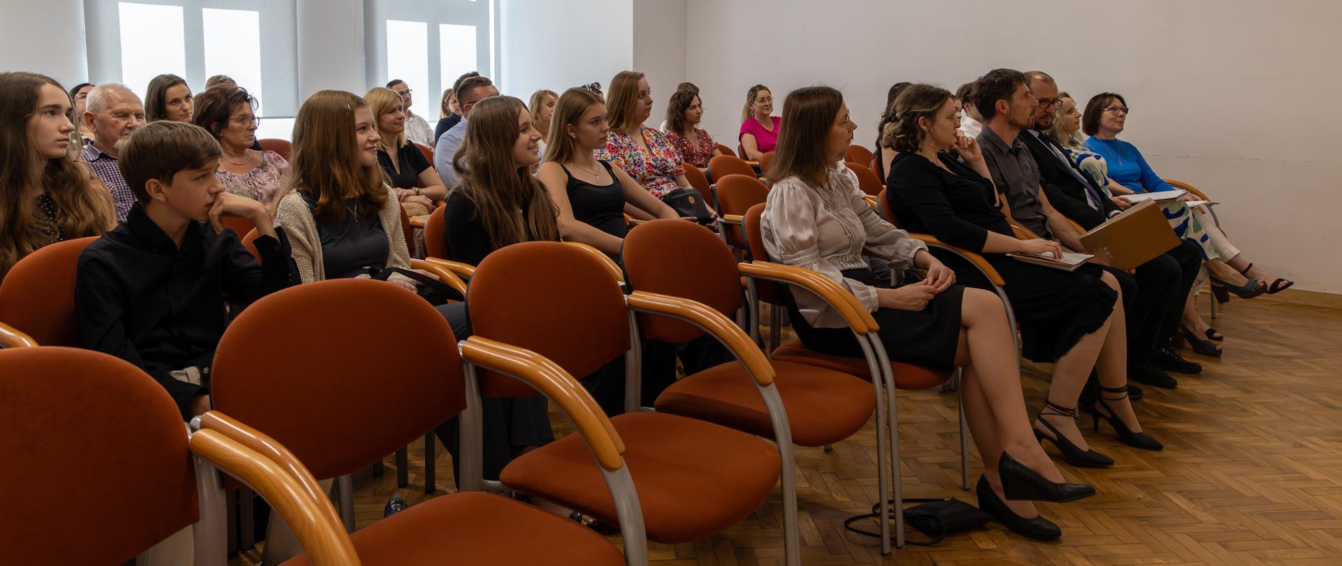 publiczność zebrana na koncercie