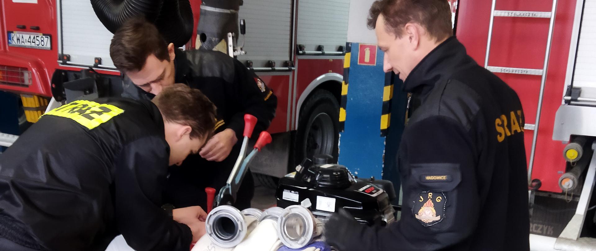 Strażacy przygotowują dary dla Ukraińców.