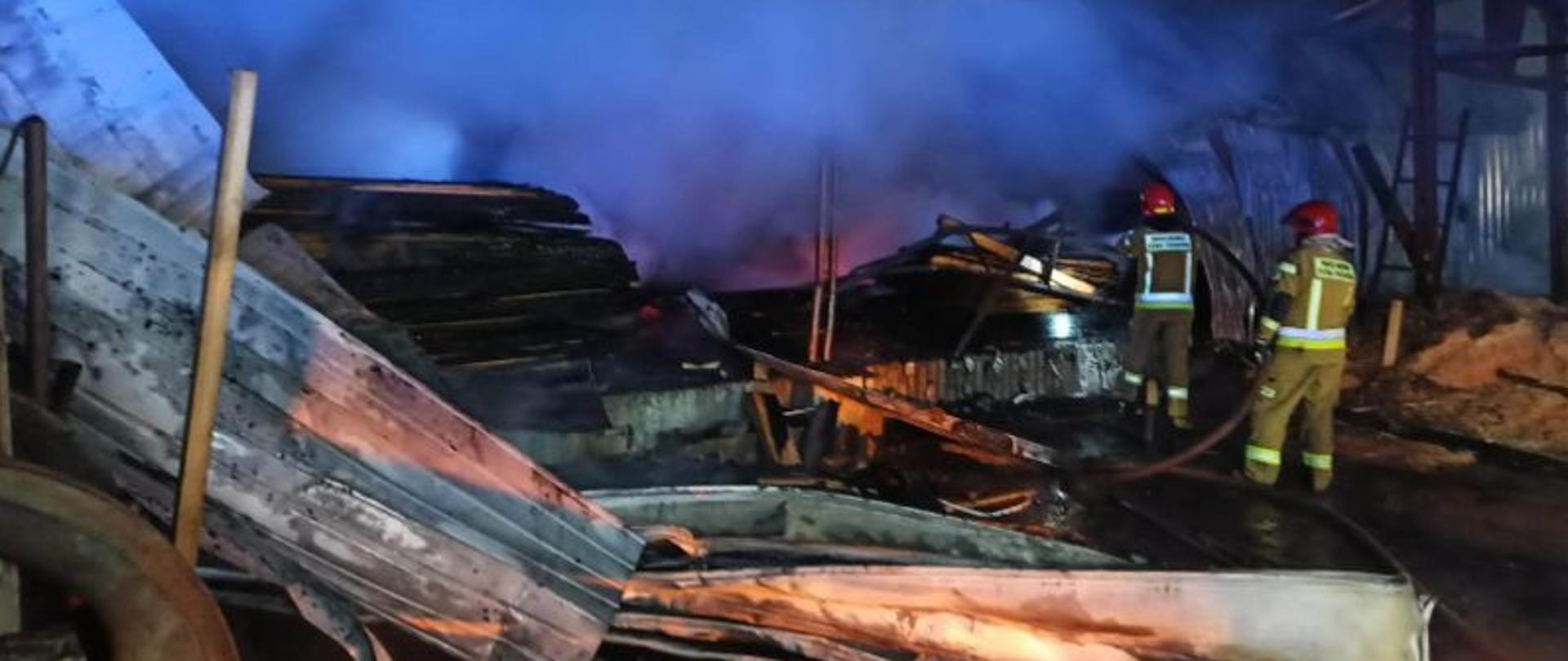 
4.01.2023 po godzinie 2:00 doszło do dużego pożaru budynku stolarni w miejscowości Simoradz, gmina Dębowiec. Na szczęście w wyniku tego zdarzenia nie było osób poszkodowanych.

