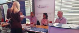 Stanowisko informacyjne świętokrzyskiej KAS. Eksperci udzielają uczestnikom konferencji informacji w zakresie JPK PD, eUS, KSeF.