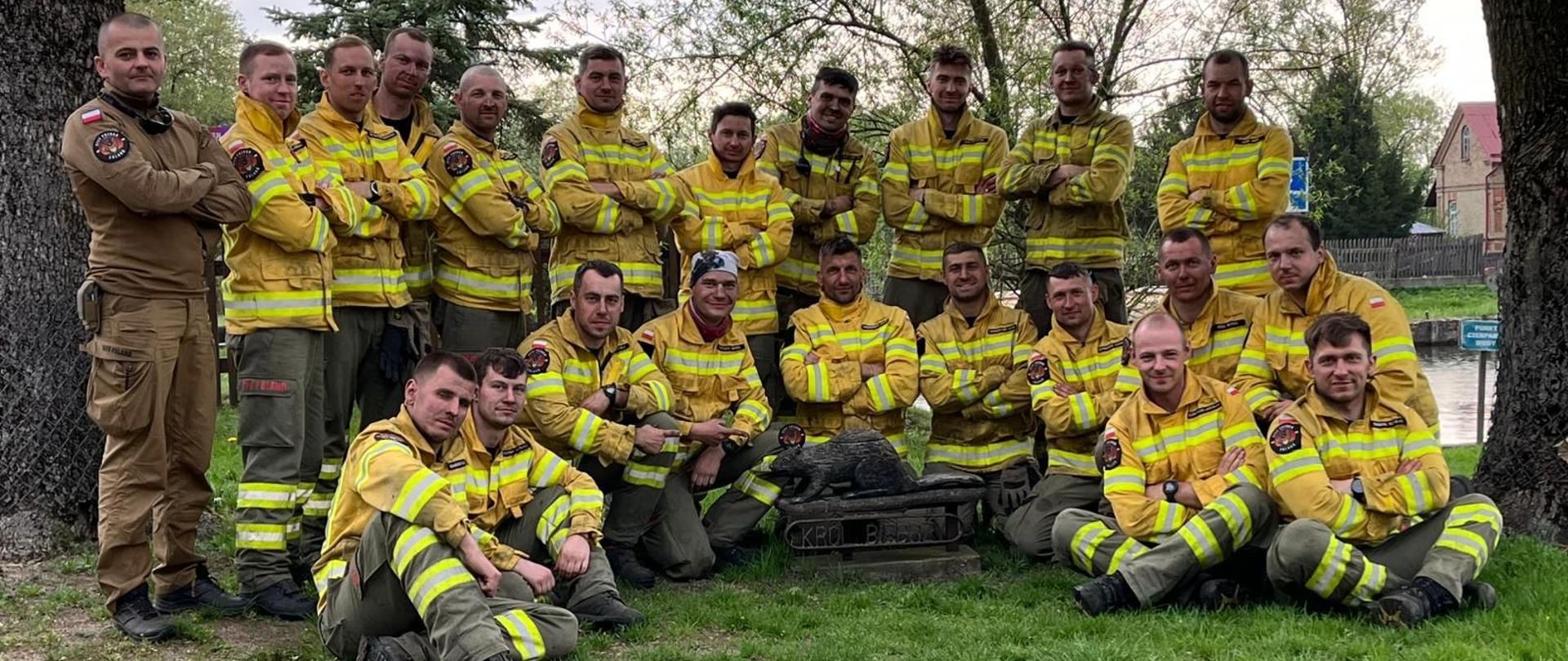 Na zdjęciu widać strażaków biorących udział w działaniach gaśniczych na terenie parku narodowego. 