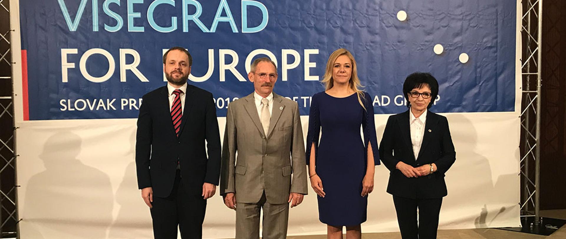 Wspólne zdjęcie ministrów spraw wewnętrznych Grupy Wyszehradzkiej podczas spotkania