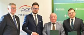 Na zdjęciu od lewej strony: Ryszard Łękawski, dyrektor generalny PGE Dystrybucja, oddział Skarżysko-Kamienna, Mariusz Podkański, wiceprezes zarządu ds. Infrastruktury Sieciowej PGE Dystrybucja, Paweł Augustyn, zastępca prezesa zarządu NFOŚiGW, Tomasz Małecki, wiceprezes zarządu ds. Strategii PGE Dystrybucja.