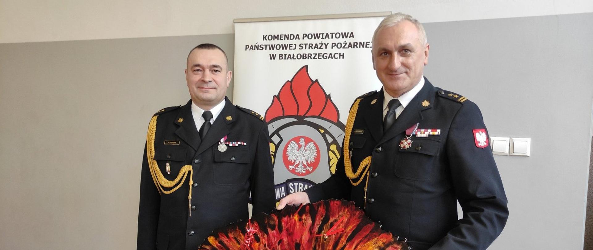 Po lewej bryg, Grzegorz Gozdek-Komendant Powiatowy PSP w Białobrzegach, po prawej kończący służbę w PSP bryg. Zenon Jachowski - Zastępca Komendanta Powiatowego PSP w Białobrzegach.