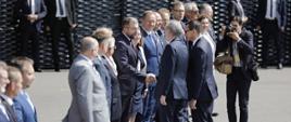 Polsko-czeskie konsultacje międzyrządowe z udziałem premierów Polski i Czech - Mateusza Morawieckiego i Petr Fiali, członkowie delegacji stoją w szeregu podczas ceremonii powitania, minister Grzegorz puda wita się z premierem Petrem Fialą