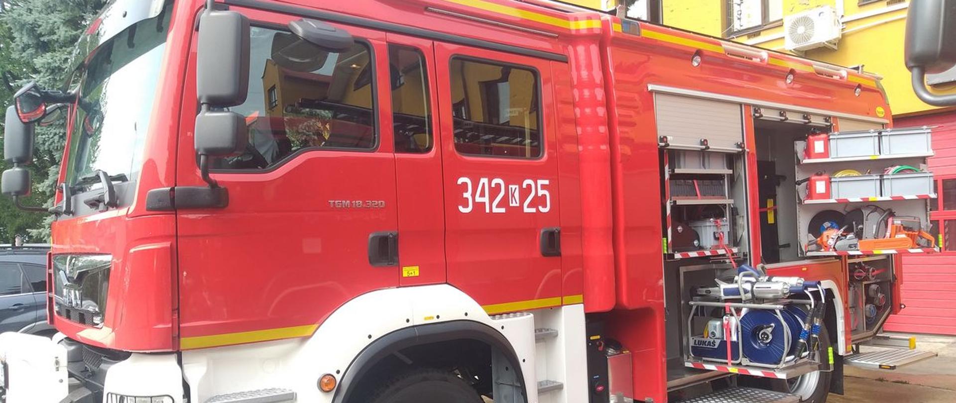 Widok lewej strony samochodu. Wysunięte półki ze sprzętem.