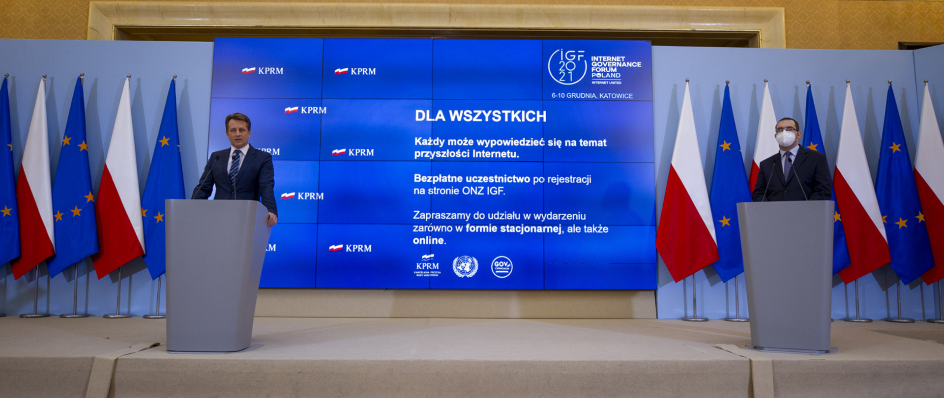 Krzysztof Szubert i minister Piotr Mazurek podczas konferencji prasowej w KPRM.