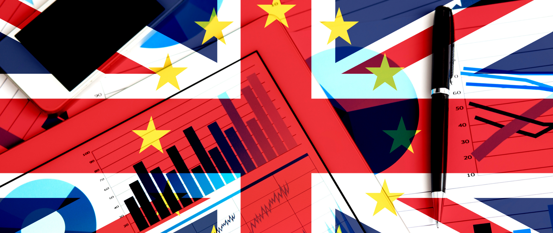 Zdjęcie - nałożone na siebie grafiki z flagami Unii Europejskiej i Wielkiej Brytanii. W tle - wykresy z danymi.