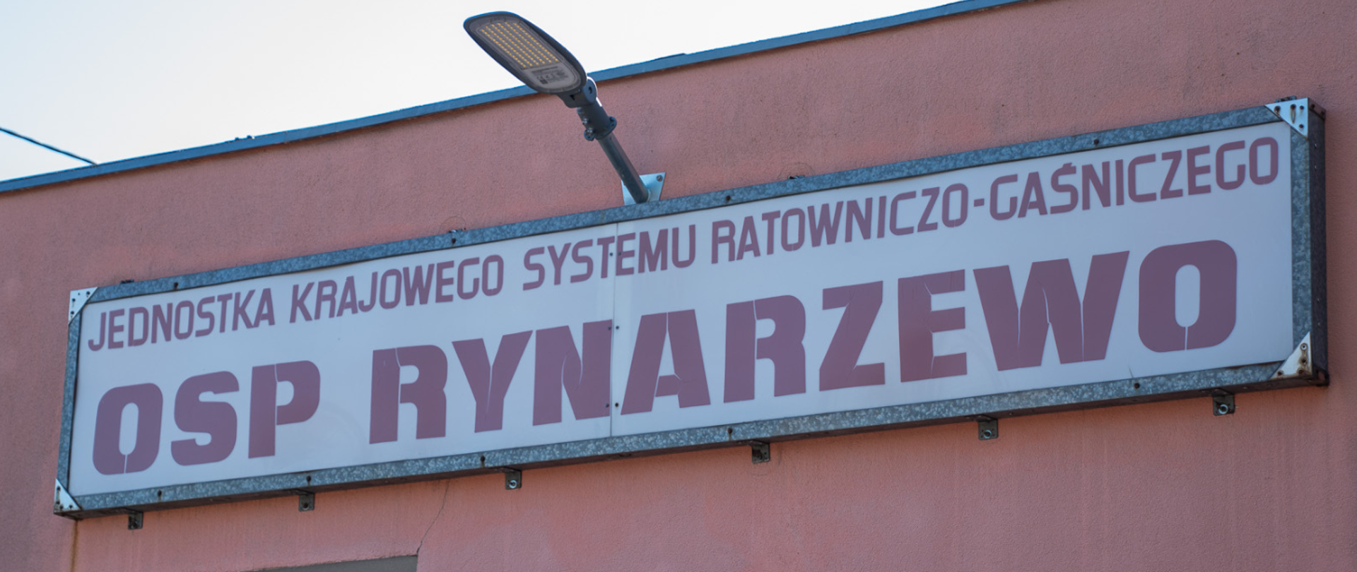 Na zdjęciu widać tabliczkę z napisem: jednostka krajowego systemu ratowniczo-gaśniczego OSP Rynarzewo. 