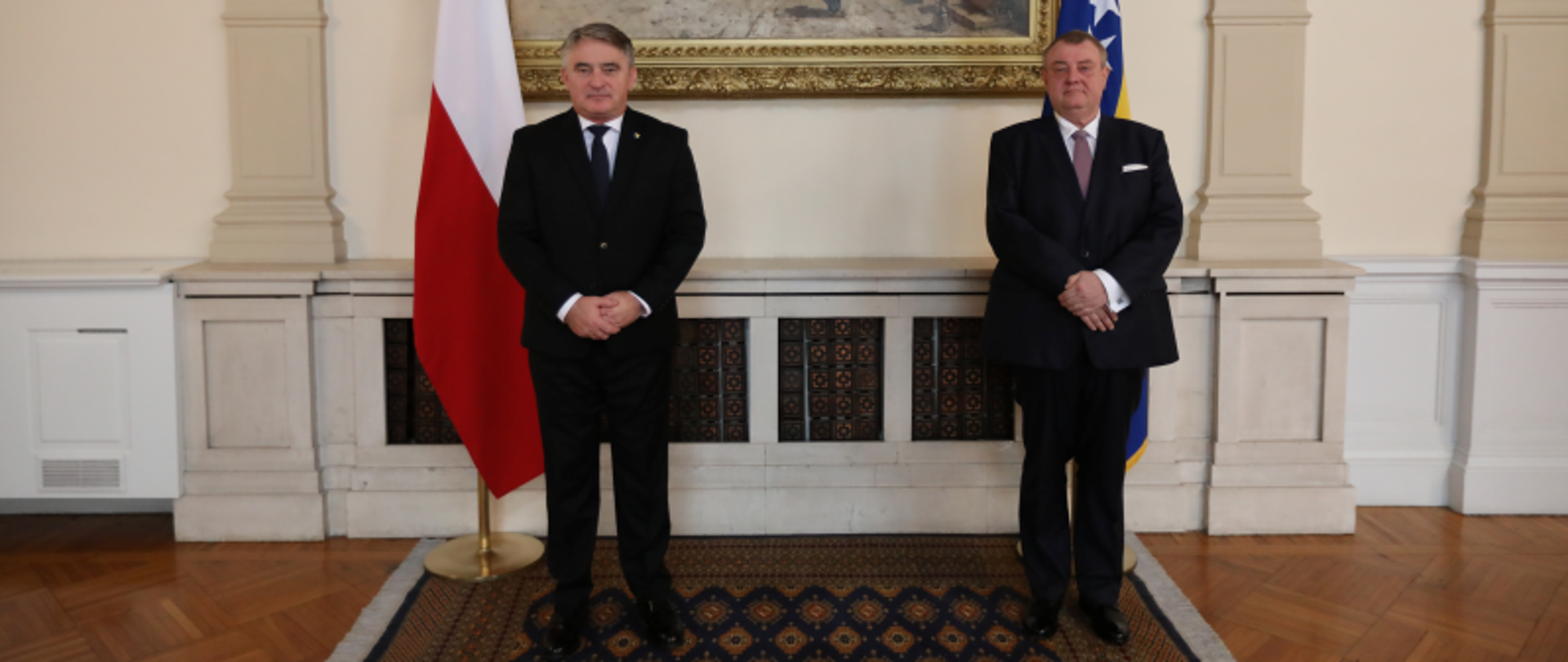 Ambasador Jasionowski przekazuje listy 