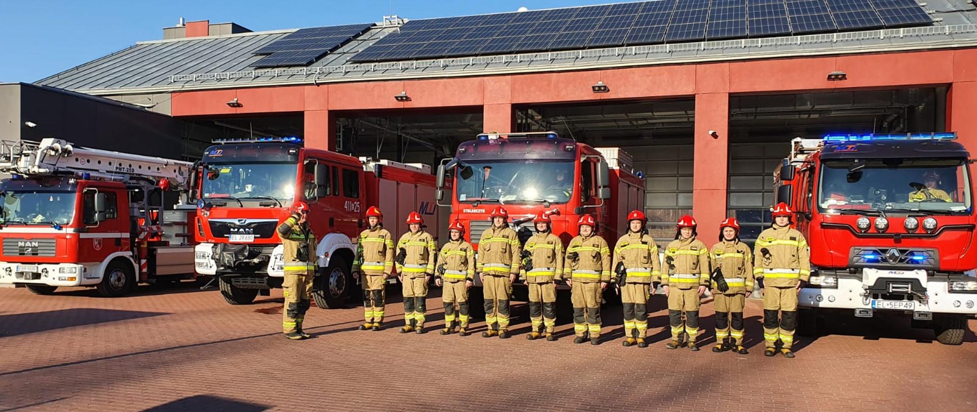 Na zdjęciu strażacy z komendy powiatowej oddają hołd poległym strażakom z Ukrainy