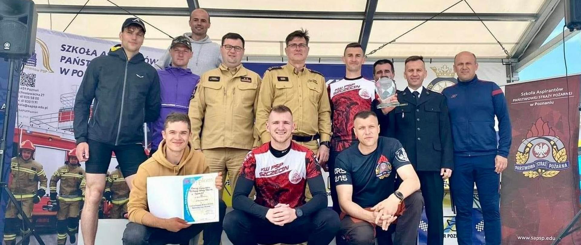 Zdjęcie przedstawia drużynę z organizatorami pozującą do zdjęcia z BIEG SZTAFETOWY „30 KILOMETRÓW NA 30-LECIE PAŃSTWOWEJ STRAŻY POŻARNEJ”