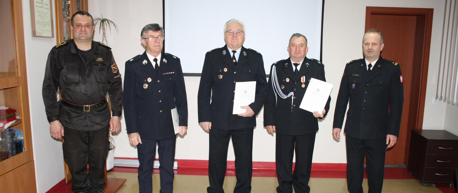 Druhowie OSP wraz Komendantem Powiatowym PSP w Starachowicach po wręczeniu decyzji świadczenia ratowniczego