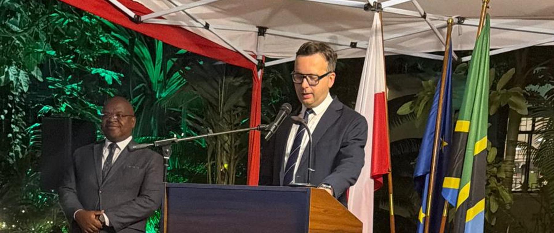 Przemówienie kierownika placówki Ambasady RP w Dar es Salaam, Sergiusza Wolskiego. Obok stoi gość honorowy.