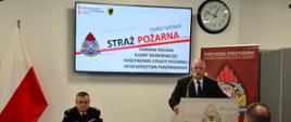 Wicewojewoda pomorski w obecności pomorskiego komendanta wojewódzkiego Państwowej Straży Pożarnej dziękuje funkcjonariuszom Państwowej Straży Pożarnej za działalność w 2021 roku.