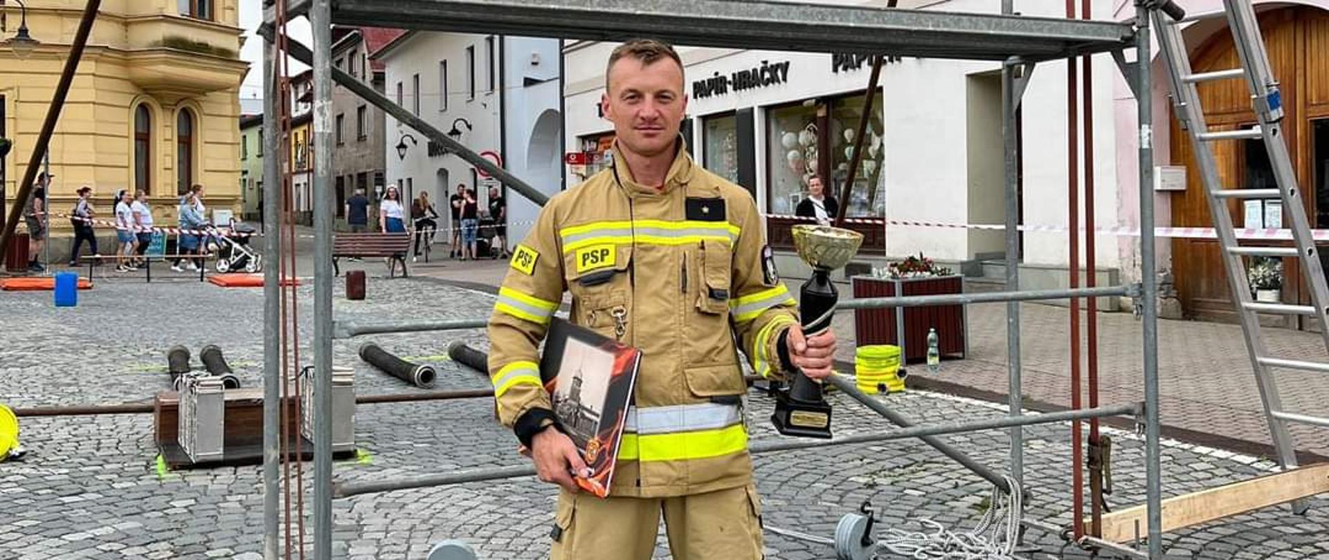 Zdjęcie przedstawia strażaka podczas zawodó TFA