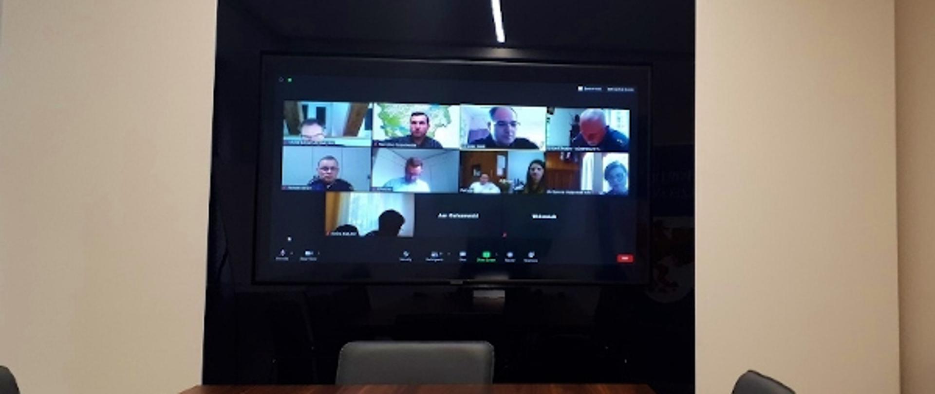 Zdjęcie przedstawia wideokonferencję z uczestnikami spotkania