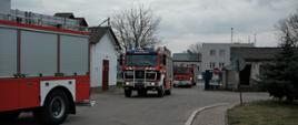 Samochody ratowniczo-gaśnicze wjeżdżające na teren zakładu