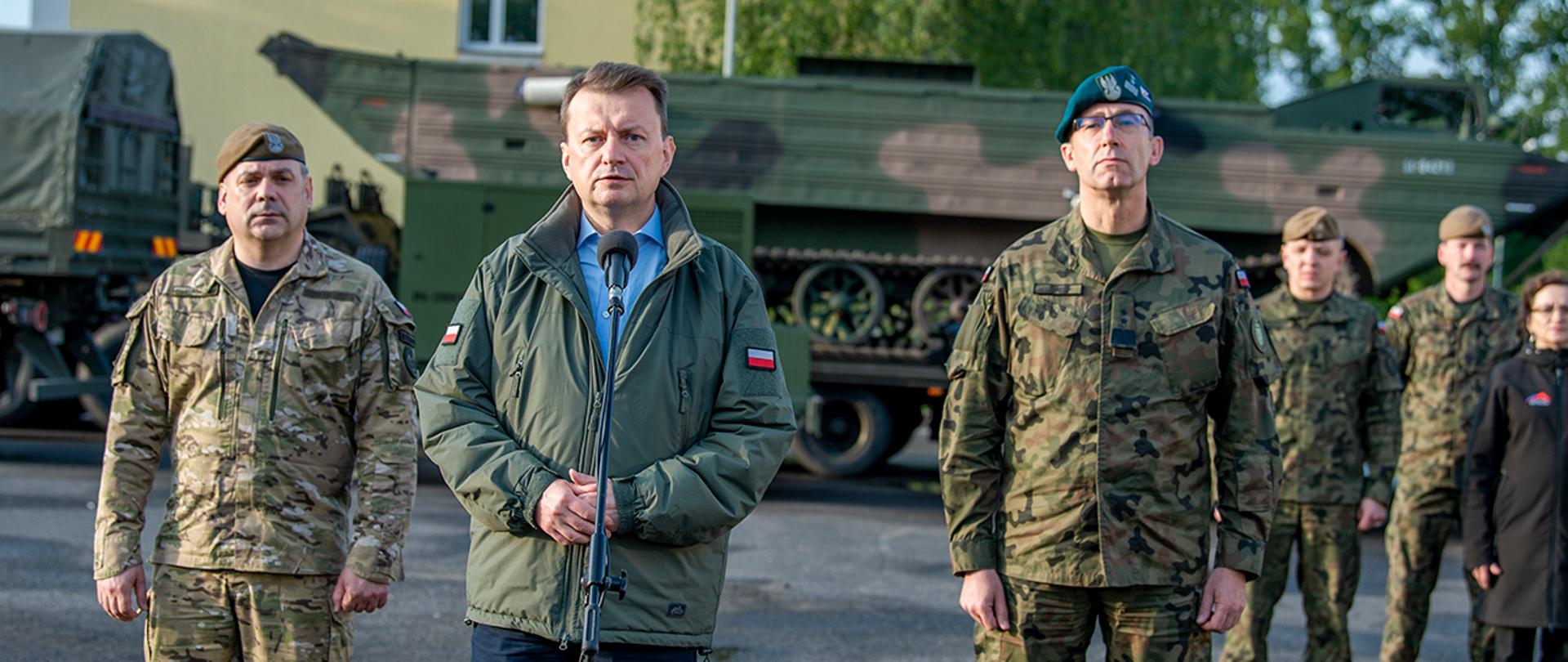 22 maja 2019 roku w Nisku, Mariusz Błaszczak, minister obrony narodowej na odprawie z dowódcami wojsk operacyjnych i obrony terytorialnej odebrał meldunek na temat gotowości jednostek i sprzętu do udzielenia pomocy w rejonach zagrożonych powodzią.