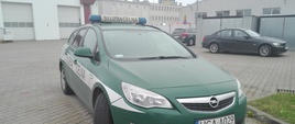Zdjęcie przedstawia oznakowany radiowóz Służby Celno-Skarbowej – Opel Astra IV
