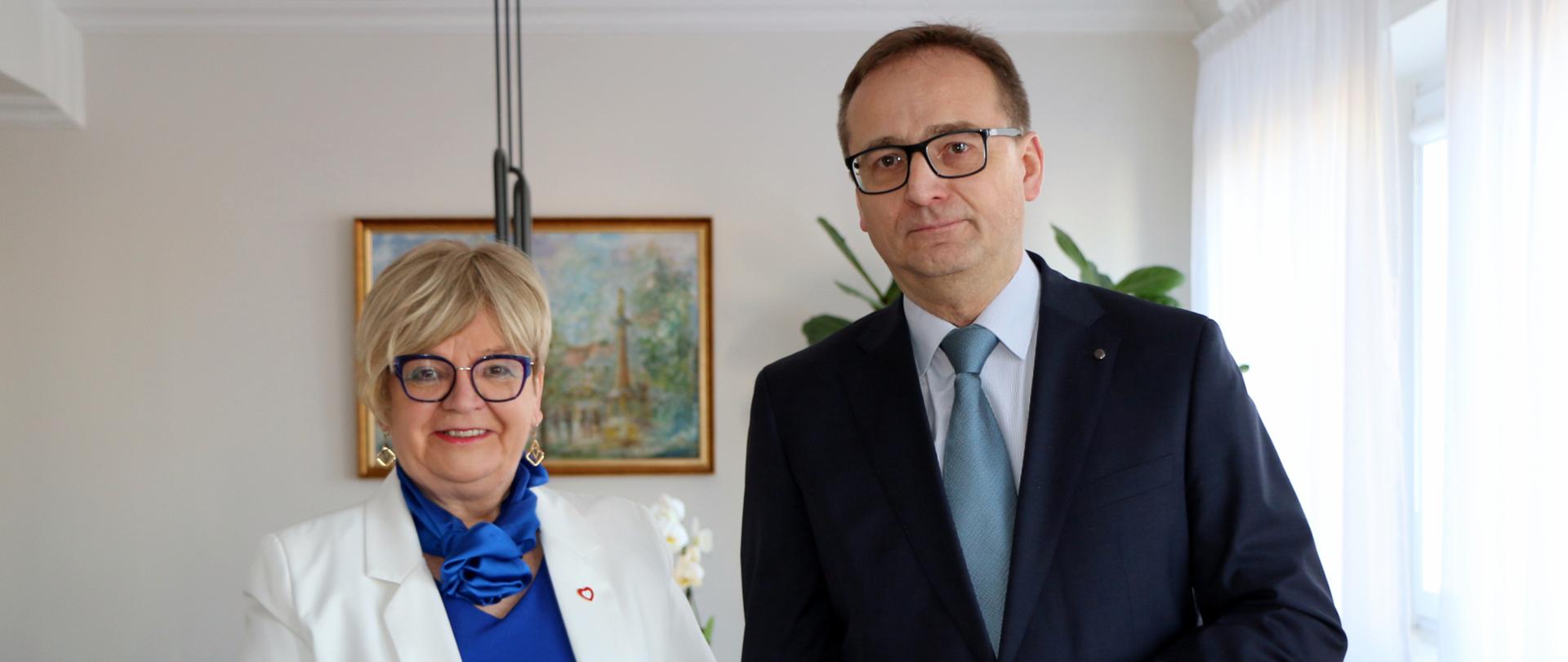 Wojewoda podkarpacki Teresa Kubas-Hul wraz z konsultantem w dziedzinie medycyny sportowej