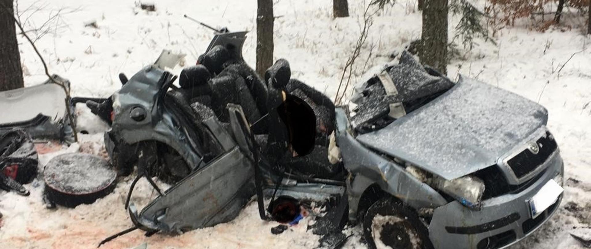 Rozbity samochód osobowy. 