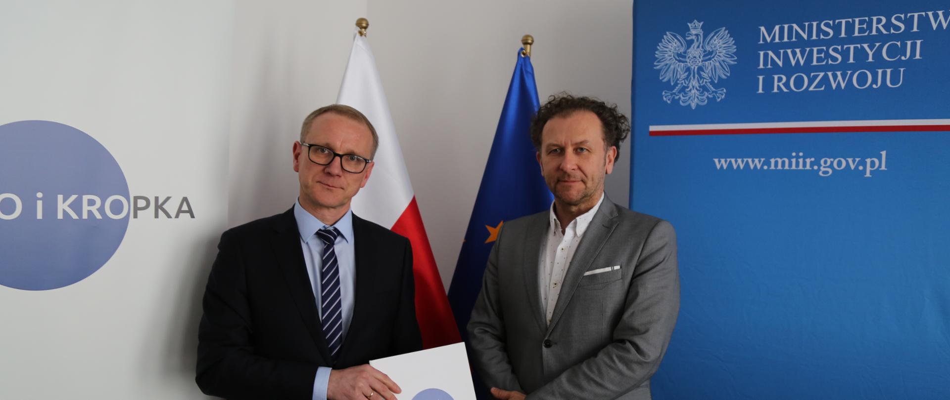 Dyrektor generalny Ministerstwa Środowiska Grzegorz Mroczek i dyrektor generalny Ministerstwa Inwestycji i Rozwoju Robert Bartold z deklaracją prostego języka