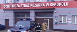 Na zdjęciu widać strażaków przygotowanych do transportu osób na szczepienia